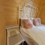 Drewniany Zakatek Z Sauna I Jacuzzi 度假居
