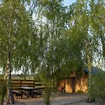 Drewniany Zakatek Z Sauna I Jacuzzi 度假居
