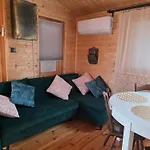 Drewniany Zakatek Z Sauna I Jacuzzi 度假居 *