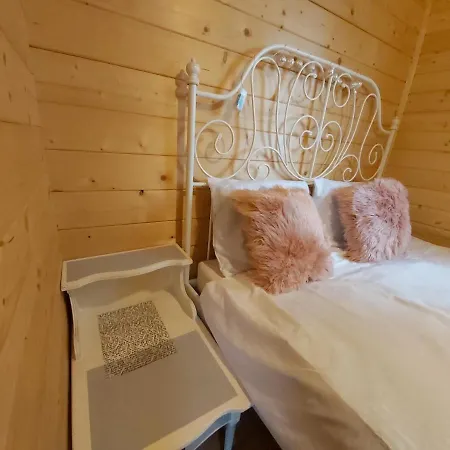 Drewniany Zakatek Z Sauna I Jacuzzi 別荘